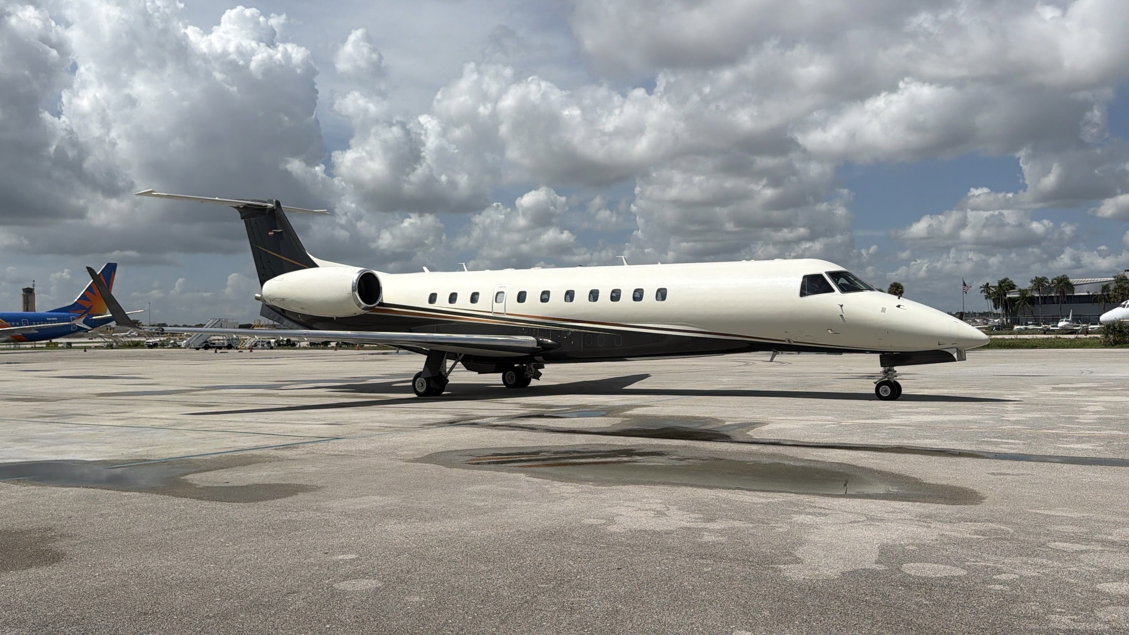 Embraer Legacy 600 N700LZ